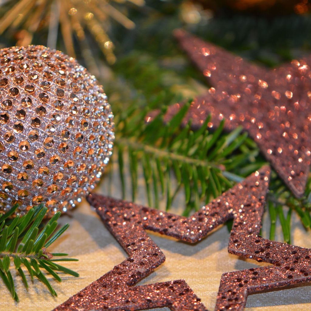 Блестящий шар и звездочки на елку на новый год 