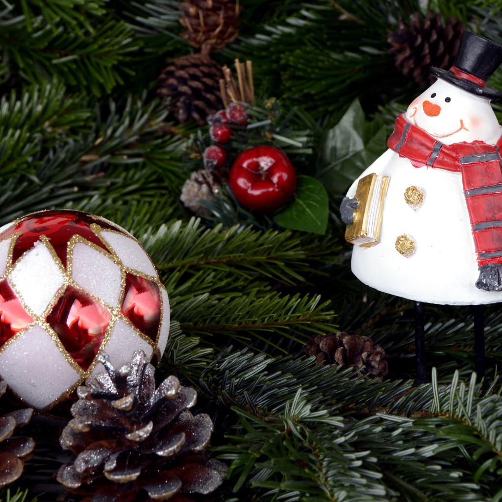 Снеговик и шар на ветках ели на Новый год