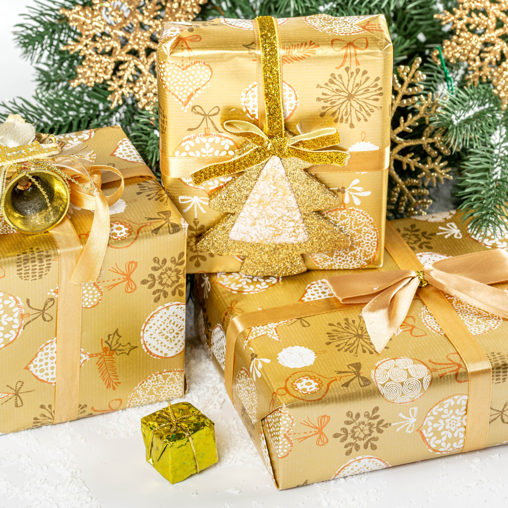 Три подарка под елью на новый год 2022 