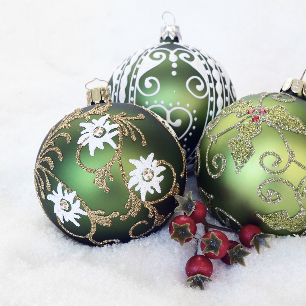 Три зеленых новогодних шара для елки на снегу