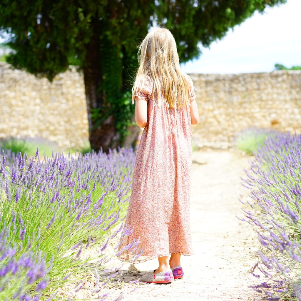 Маленькая девочка в платье на поле с лавандой