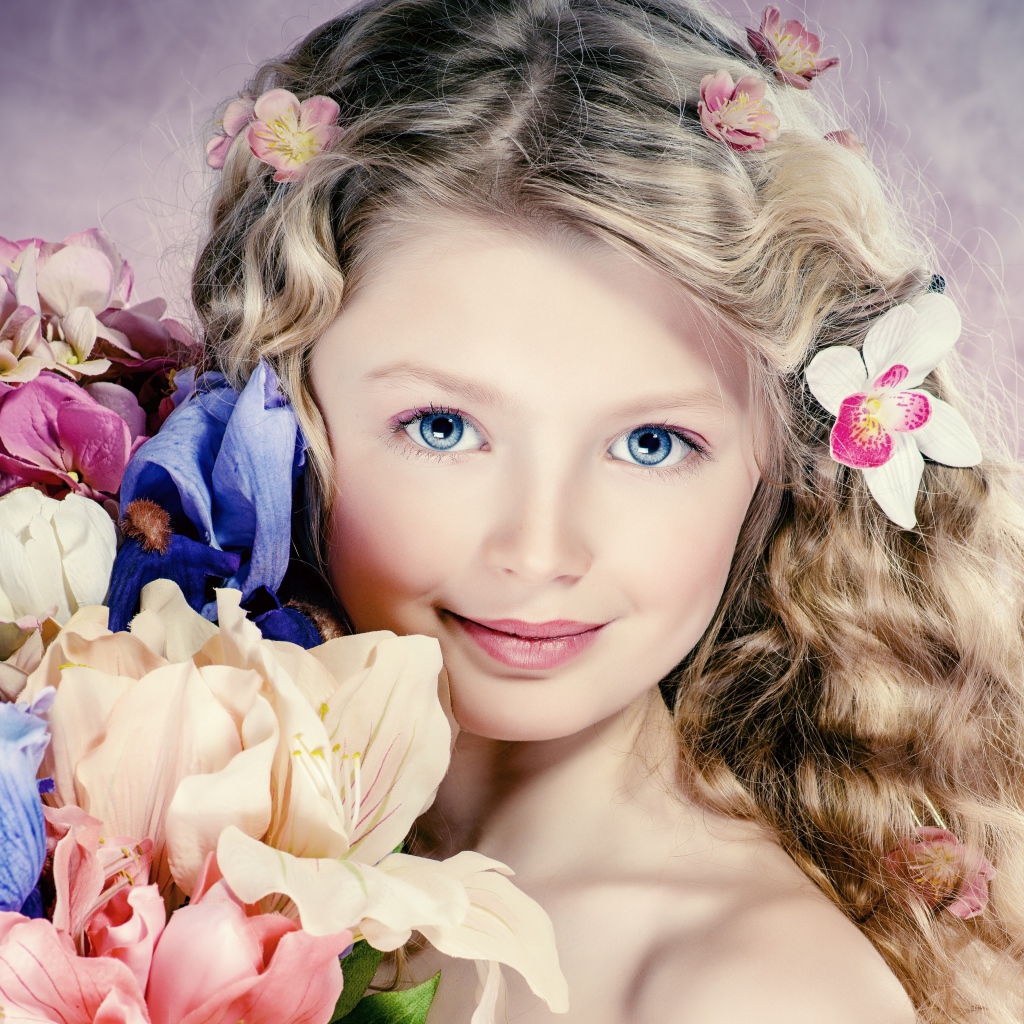Красивая голубоглазая девочка с букетом цветов