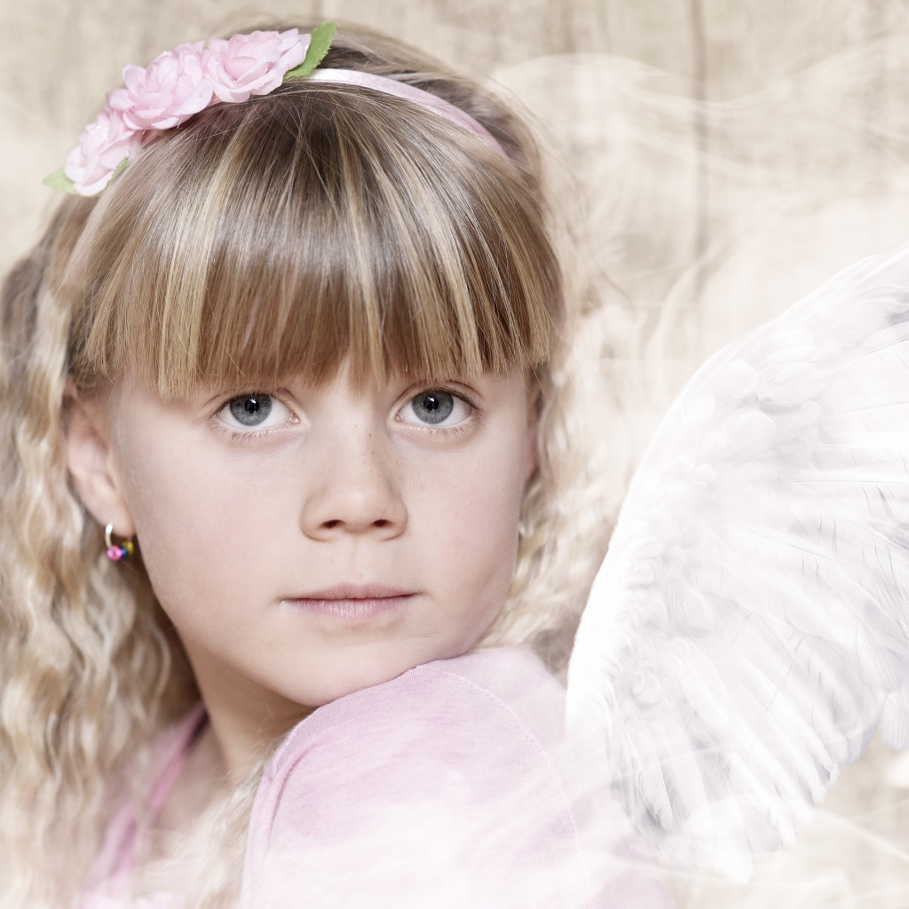 Красивая девочка с крыльями ангела с украшением на голове 