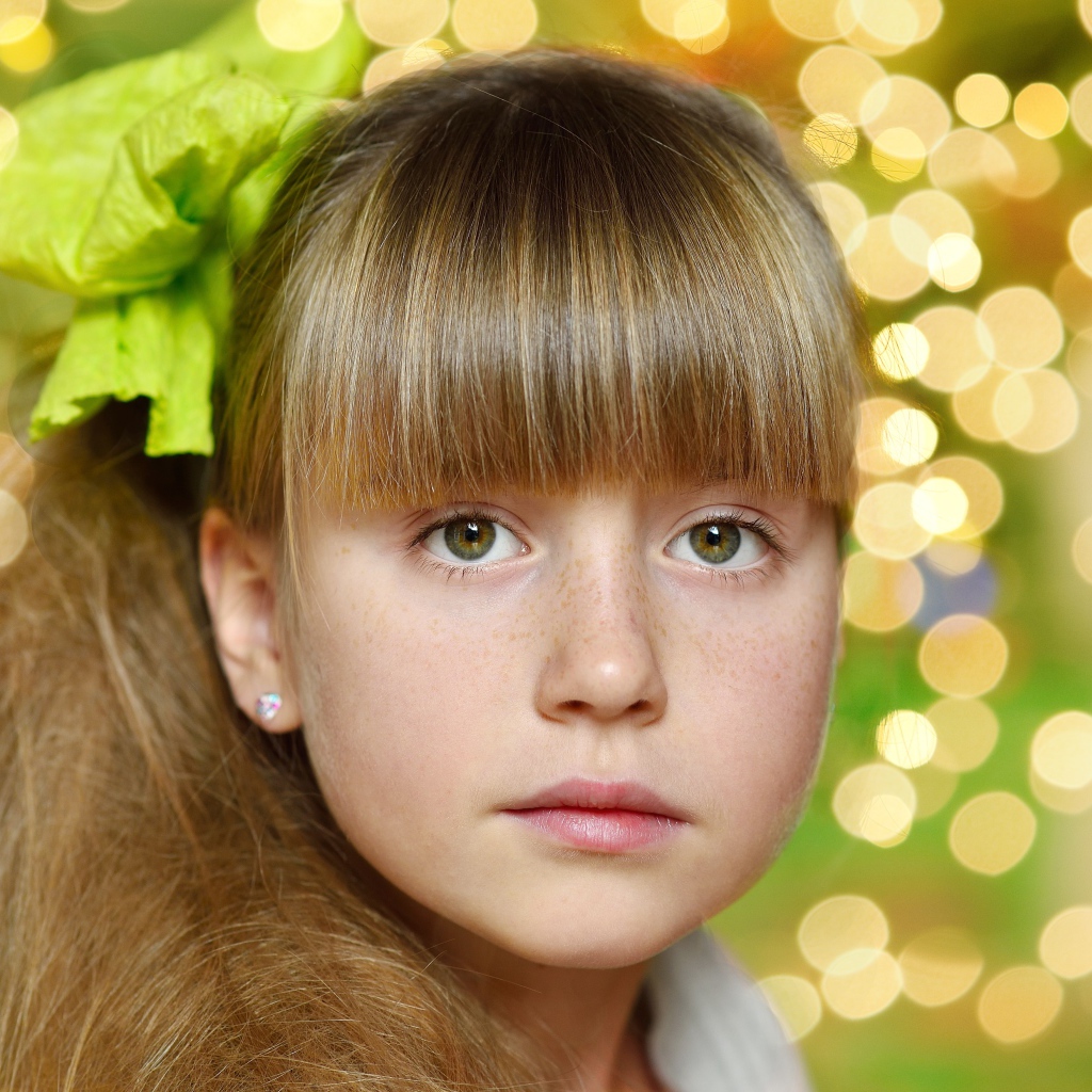 Красивая девочка с длинными волосами и длинной челкой