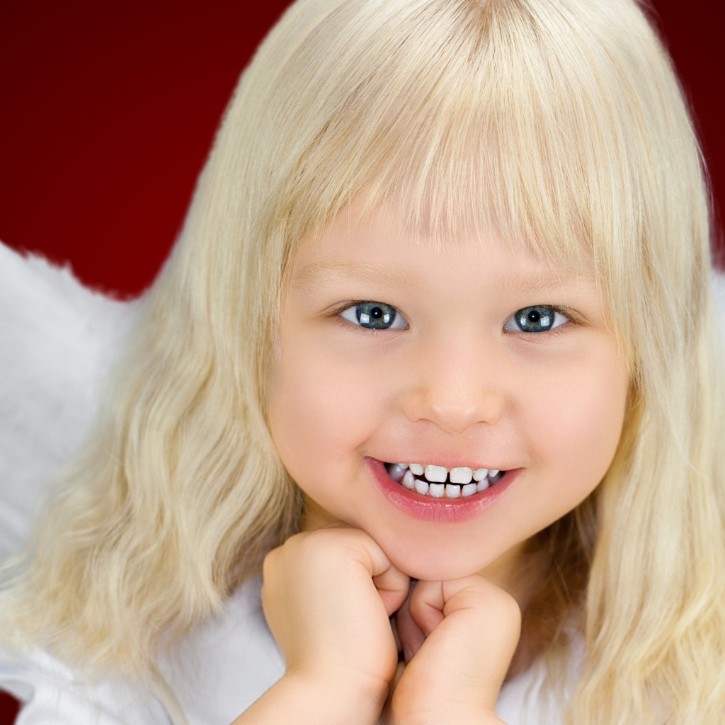 Голубоглазая девочка блондинка с крыльями ангела 