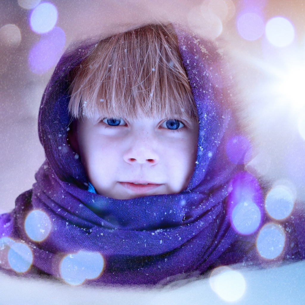 Голубоглазая девочка в синем платке 