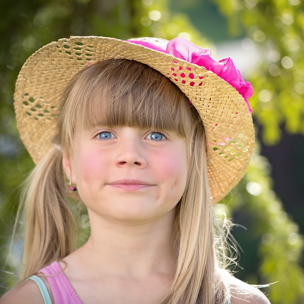 Голубоглазая девочка в соломенной шляпе