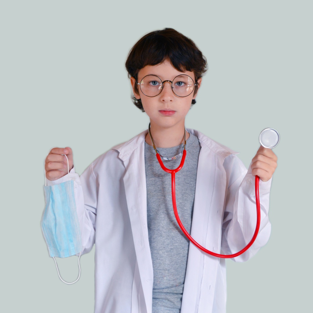 Мальчик с фонендоскопом и медицинской маской