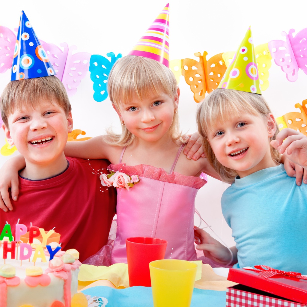 Веселые дети отмечают день рождения 