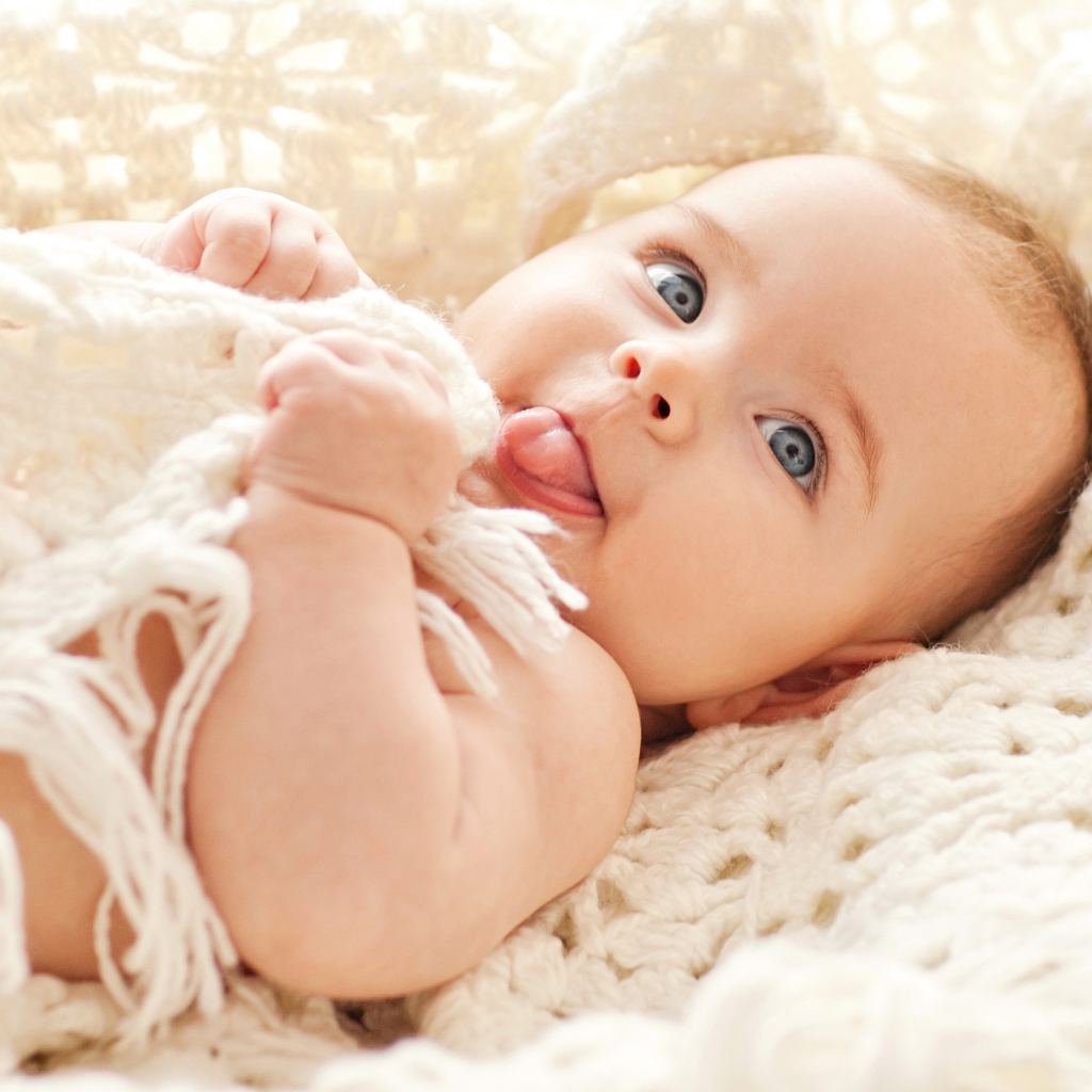 Забавный грудной ребенок с высунутым языком