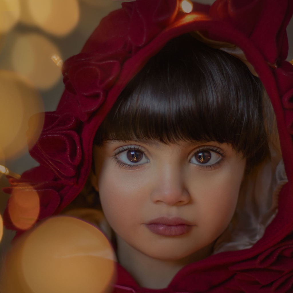 Девочка с большими карими глазами в красном капюшоне