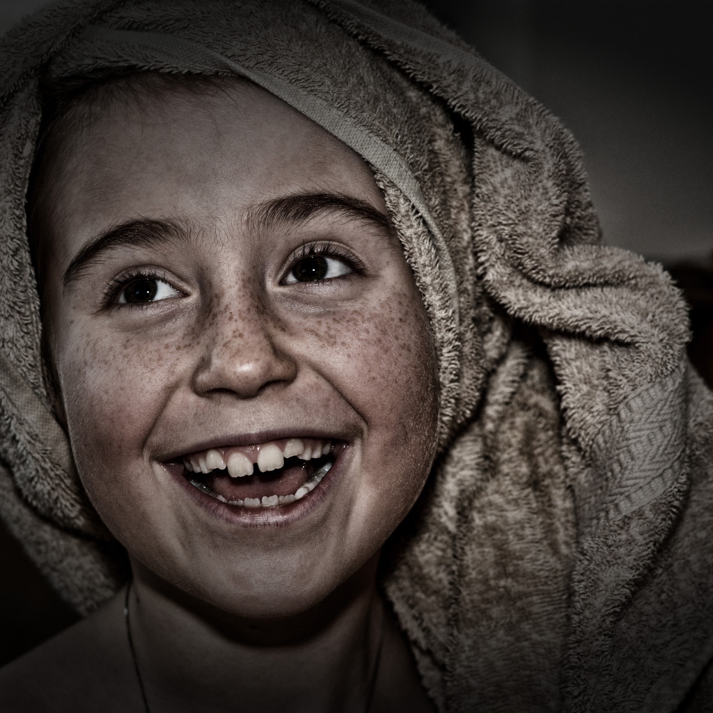 Девушка с веснушками на лице с полотенцем на голове