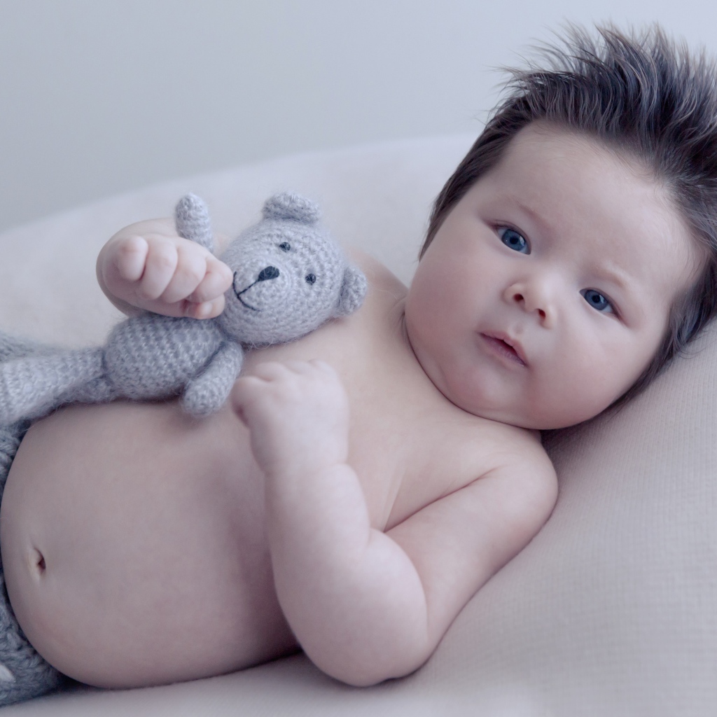 Грудной ребенок с шевелюрой на голове 