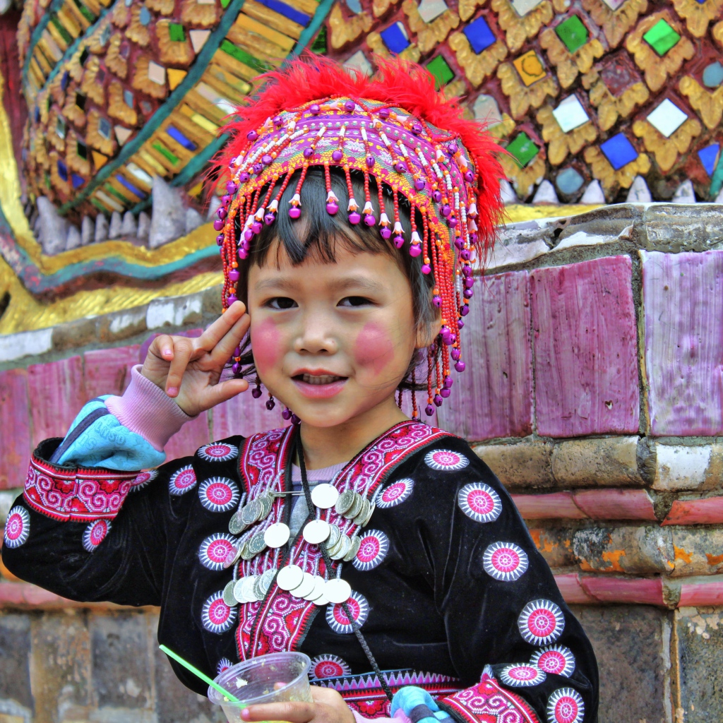 Маленькая девочка азиатка в национальном костюме 
