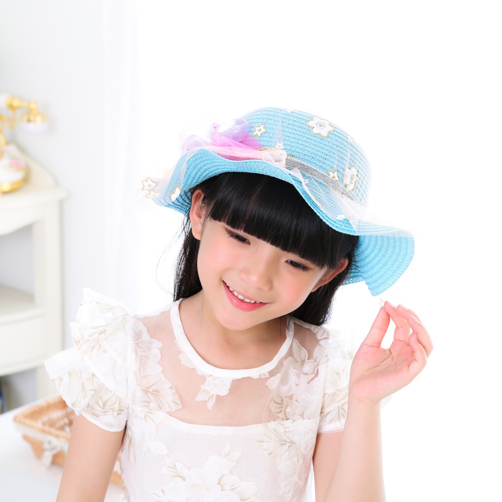 Маленькая девочка азиатка в белом платье 