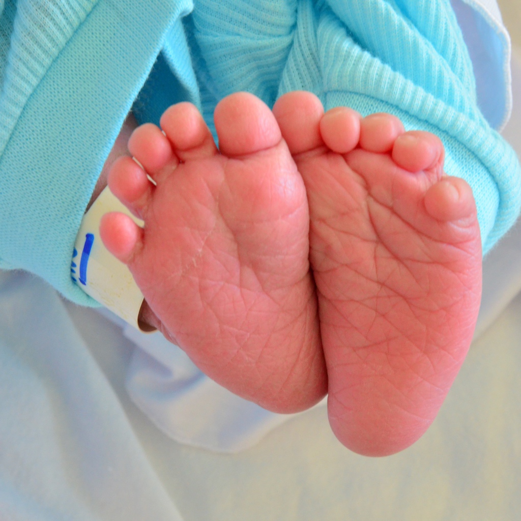 Ноги маленького ребенка крупным планом