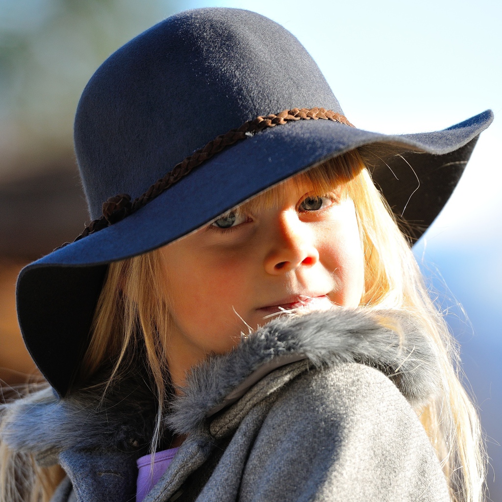 Маленькая девочка блондинка в шляпе