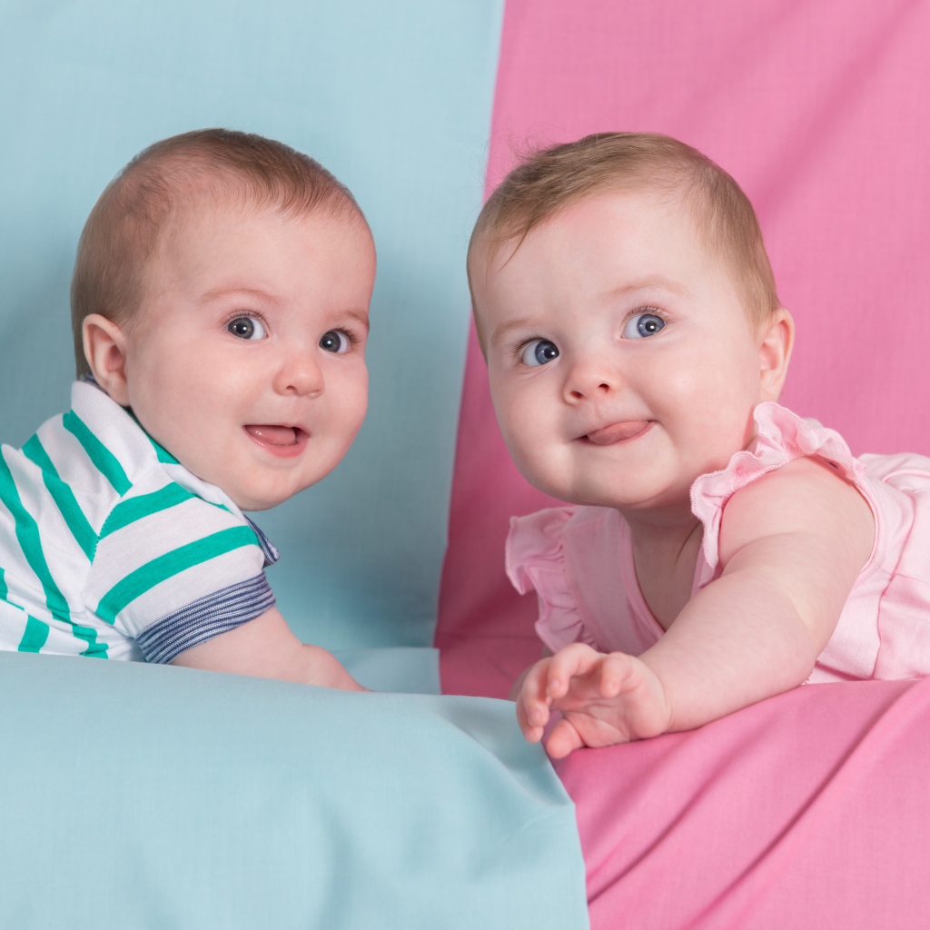 Маленькие мальчик и девочка двойняшки 