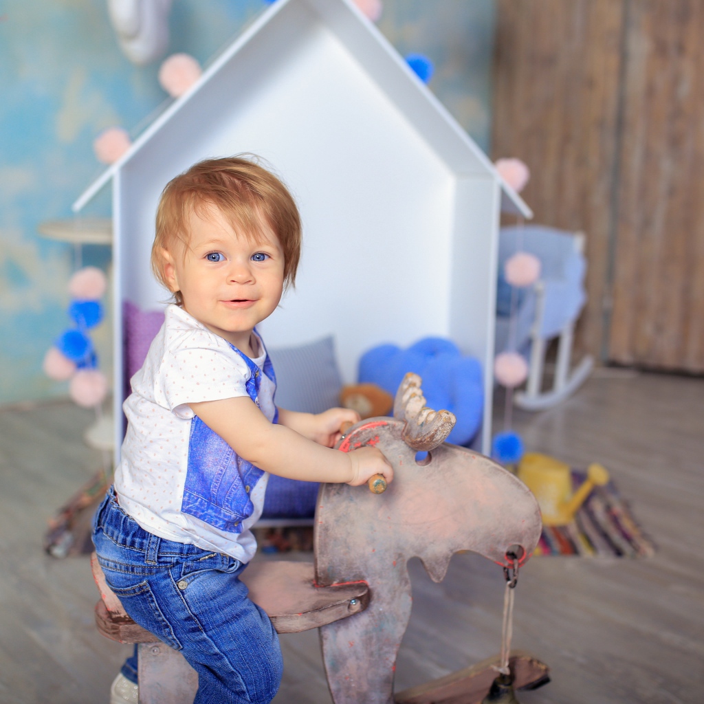 Маленький мальчик в игровой комнате