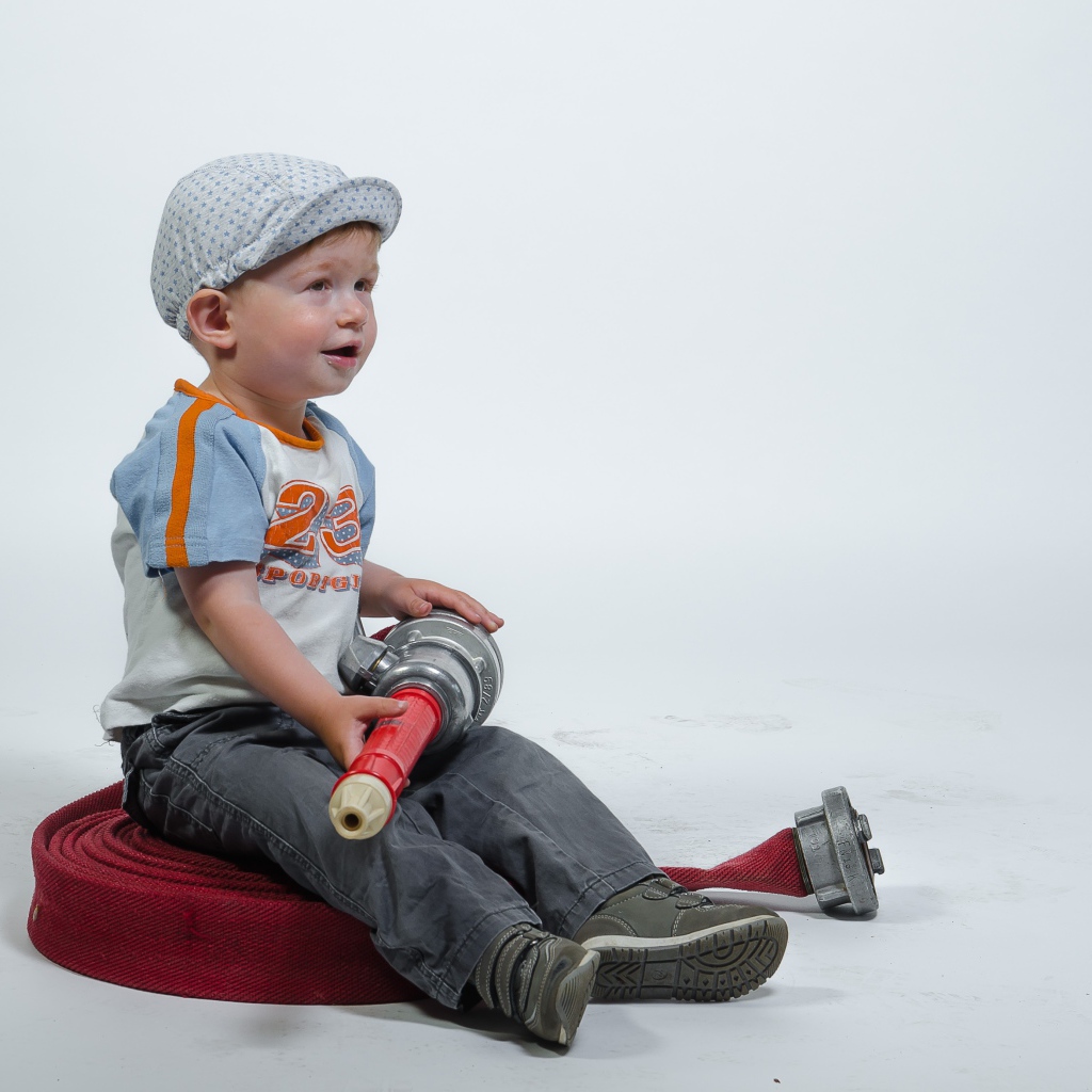 Маленький мальчик с пожарным гидрантом