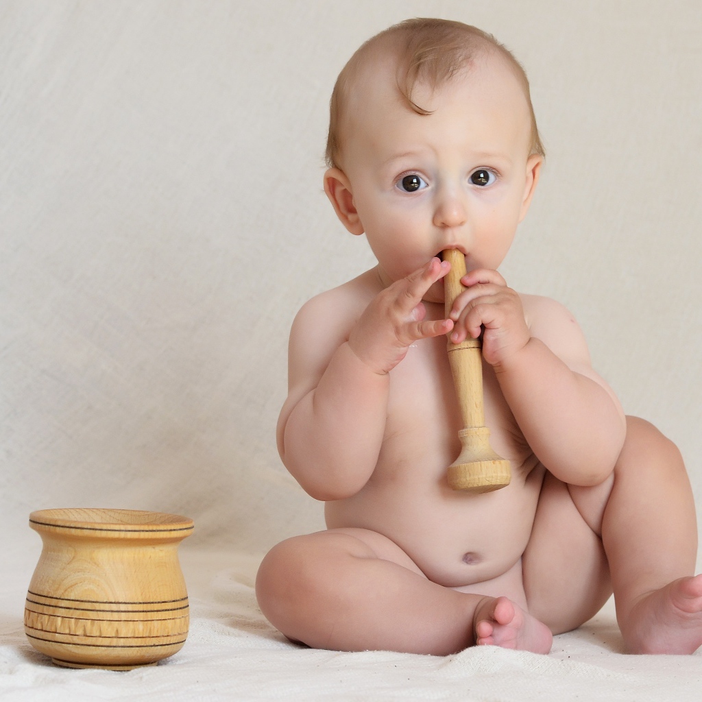 Маленький мальчик с деревянной ступкой