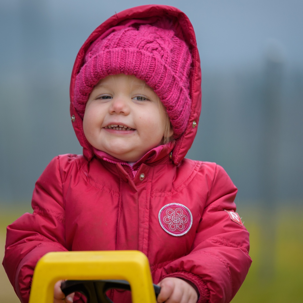 Маленькая девочка в розовой курточке 