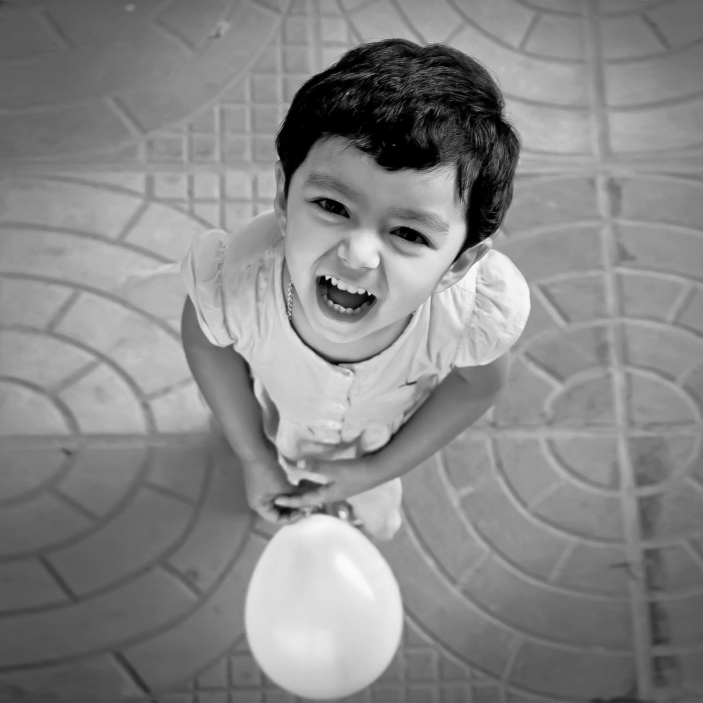 Маленькая девочка с шариком 