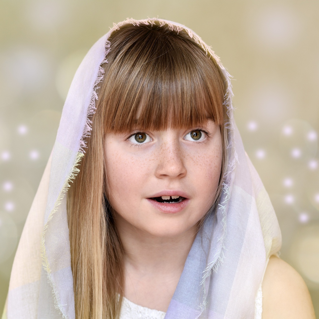 Маленькая девочка с накидкой на голове