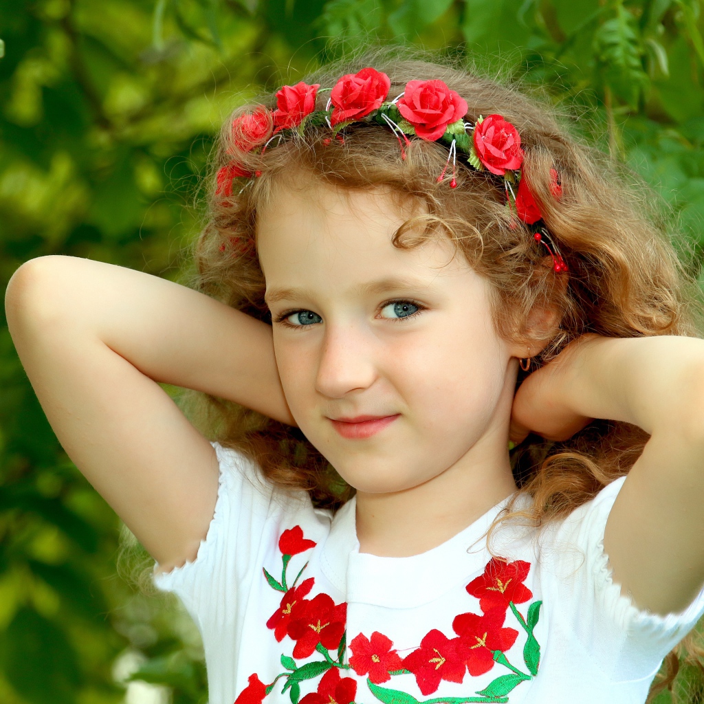 Маленькая  девочка с обручем с цветами на голове 