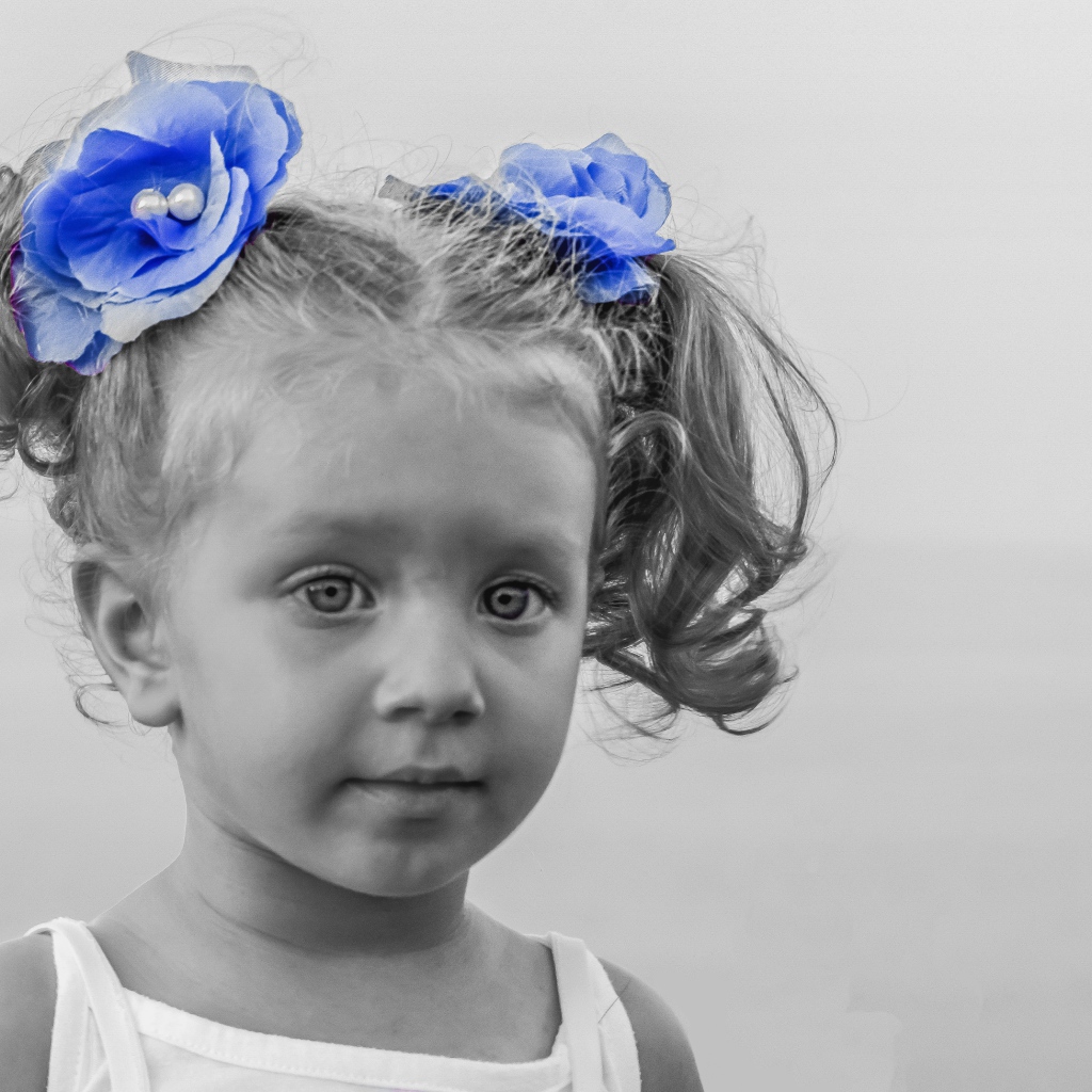 Маленькая девочка с голубыми бантиками в волосах 