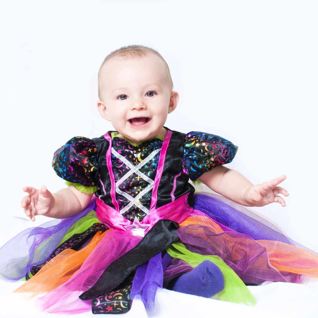 Маленькая улыбающаяся девочка на белом фоне 