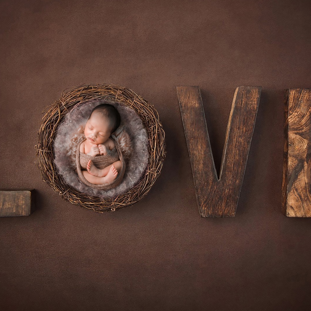 Маленький грудной ребенок с надписью любовь 