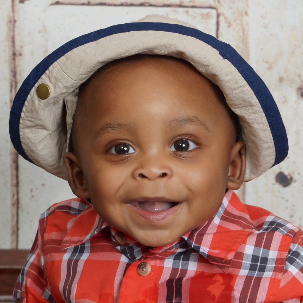 Улыбающийся темнокожий мальчик в панаме
