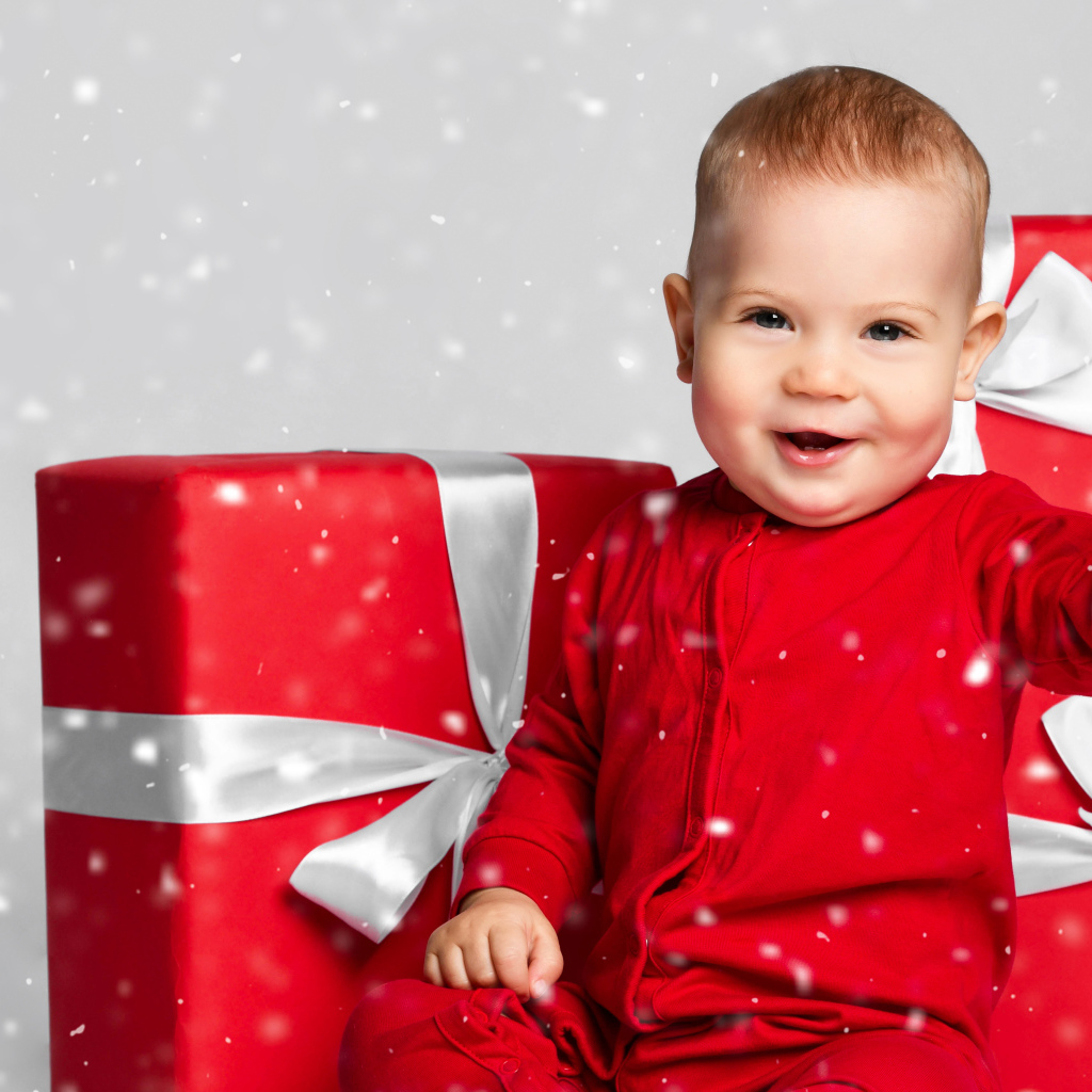 Улыбающийся ребенок с большими красными подарками 