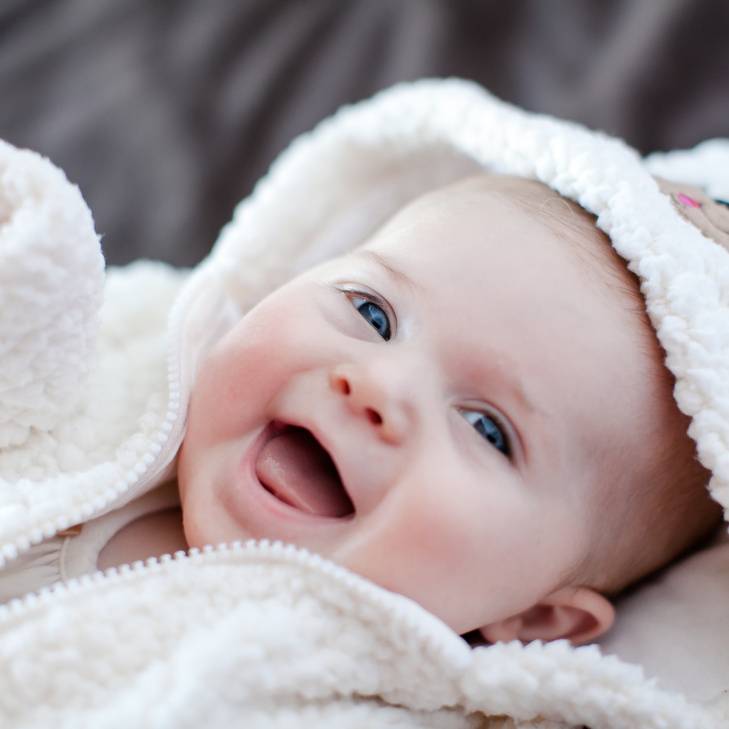 Улыбающийся милый ребенок в теплом костюме 