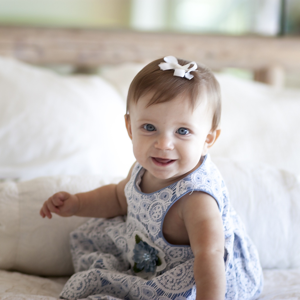 Улыбающаяся девочка в красивом платье 