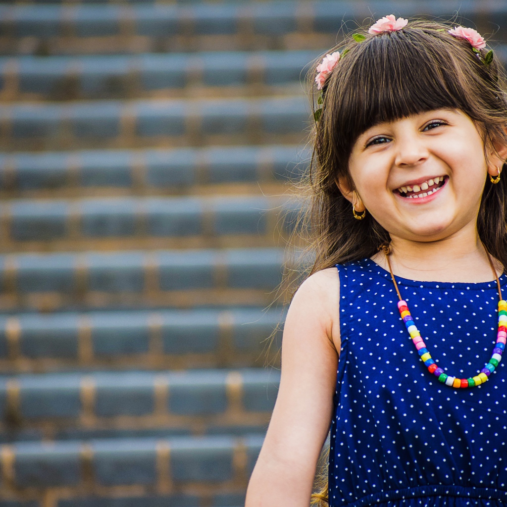 Улыбающаяся маленькая девочка в платье