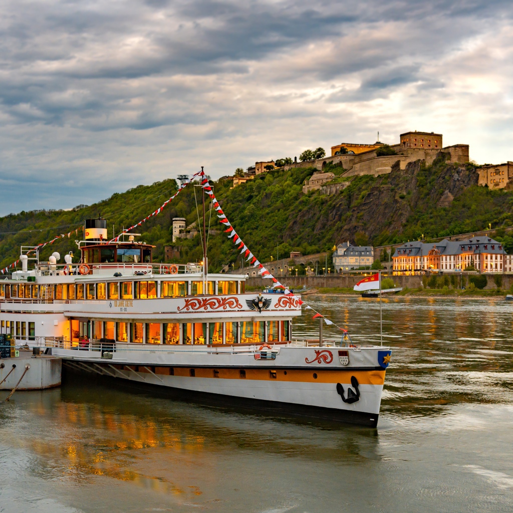 Красивый пароход на реке ждет туристов 