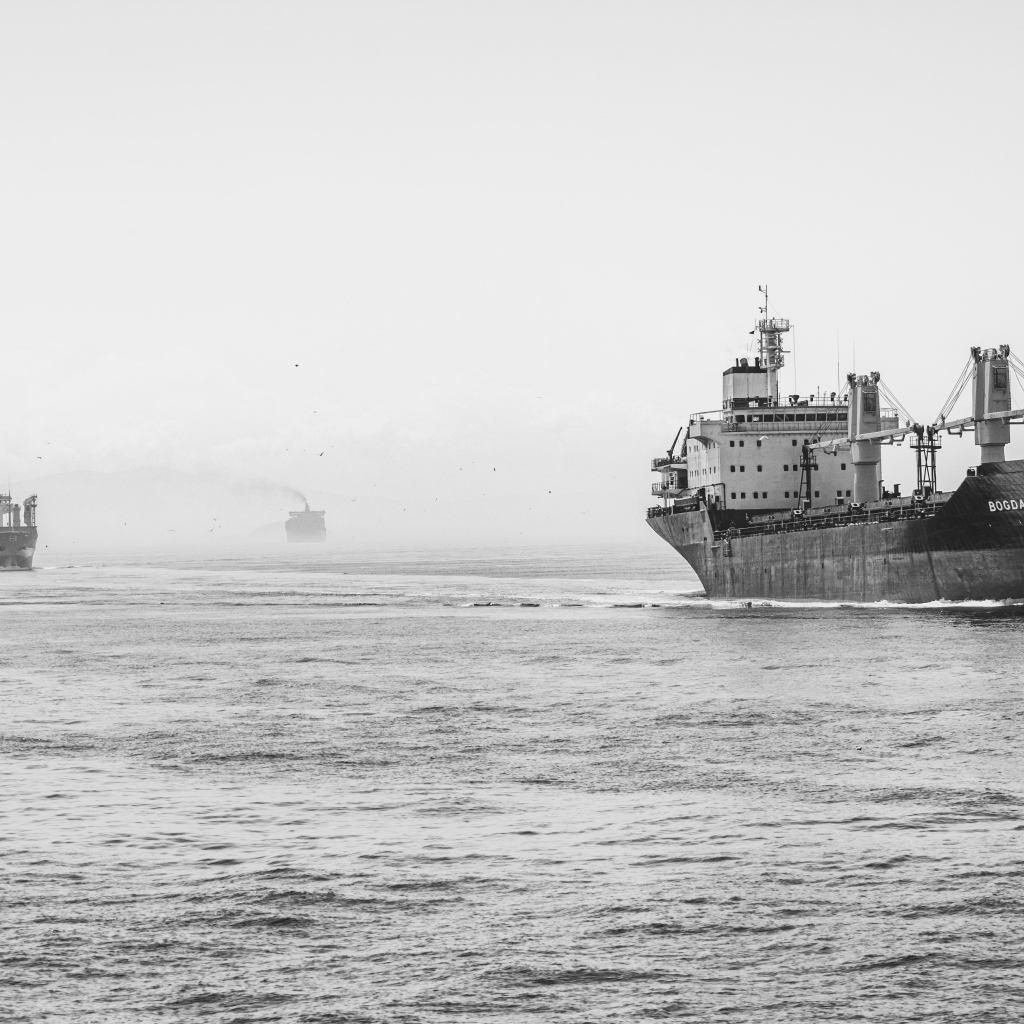 Большой корабль в море черно-белое фото