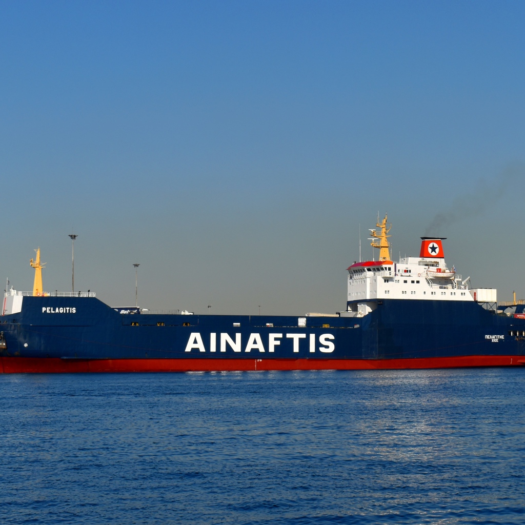 Грузовой танкер Ainaftis в гавани 