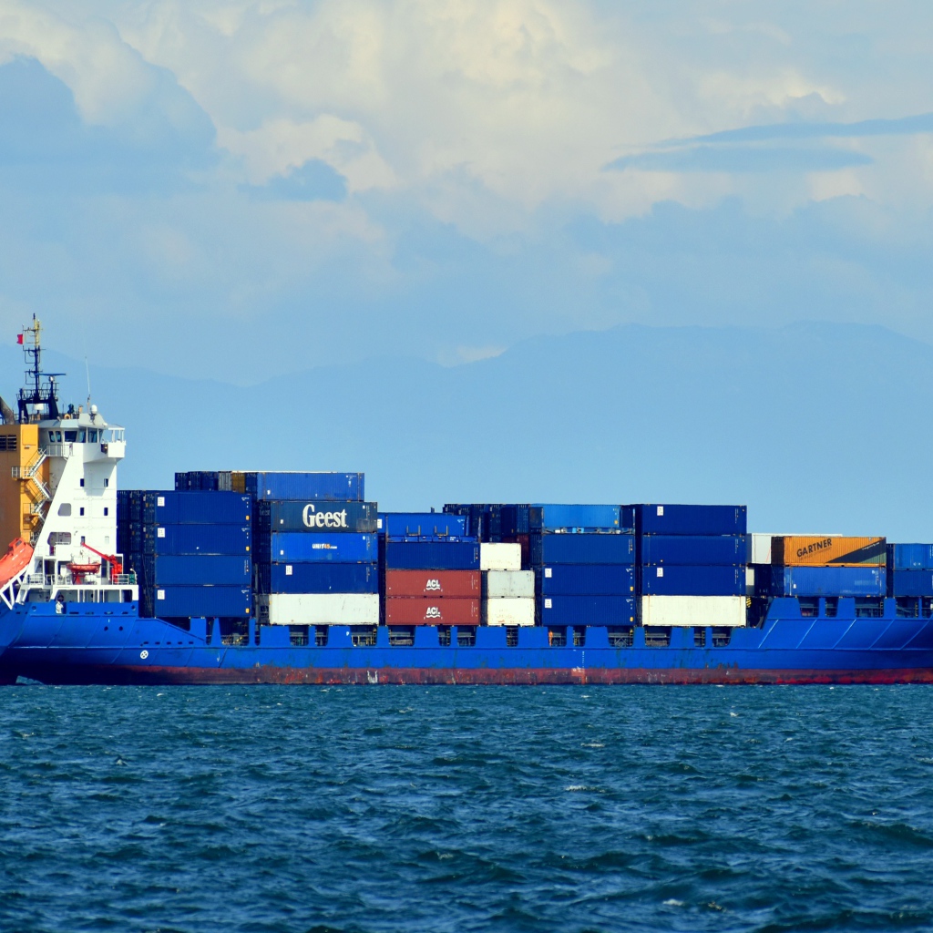 Грузовой танкер с контейнерами в море