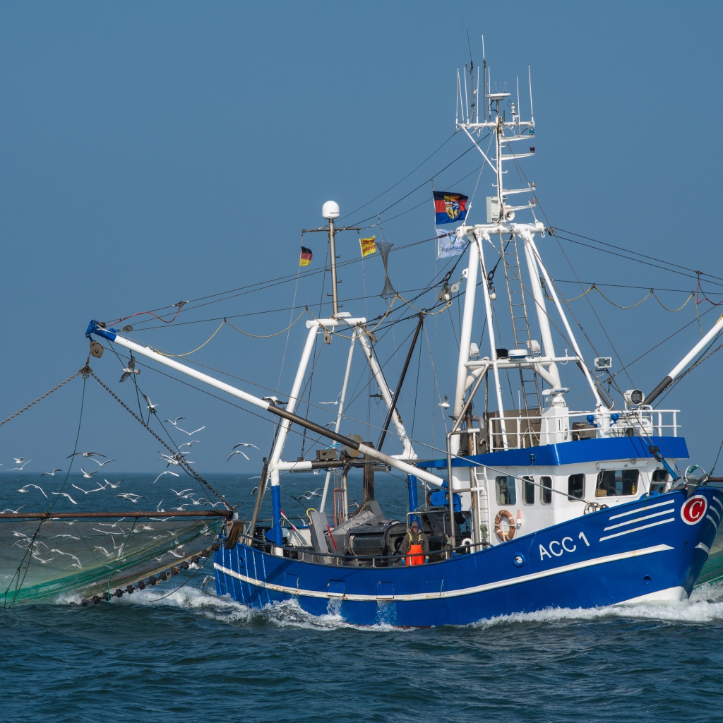Рыболовецкая шхуна с сетями в море 