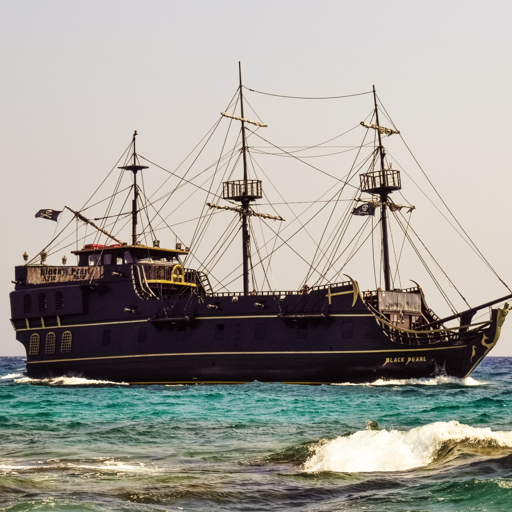 Большой черный пиратский корабль Black Pearl