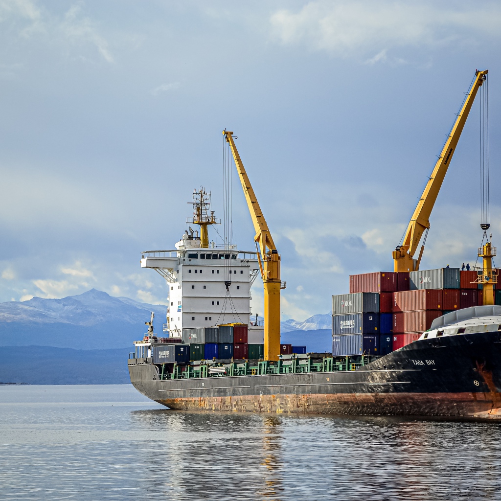 Большой грузовой корабль с контейнерами уходит в рейс 