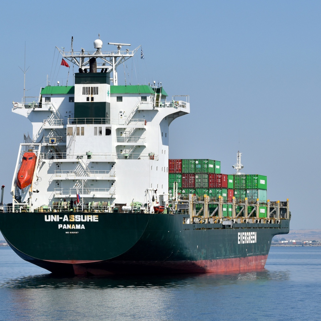 Большой грузовой танкер с контейнерами в море 