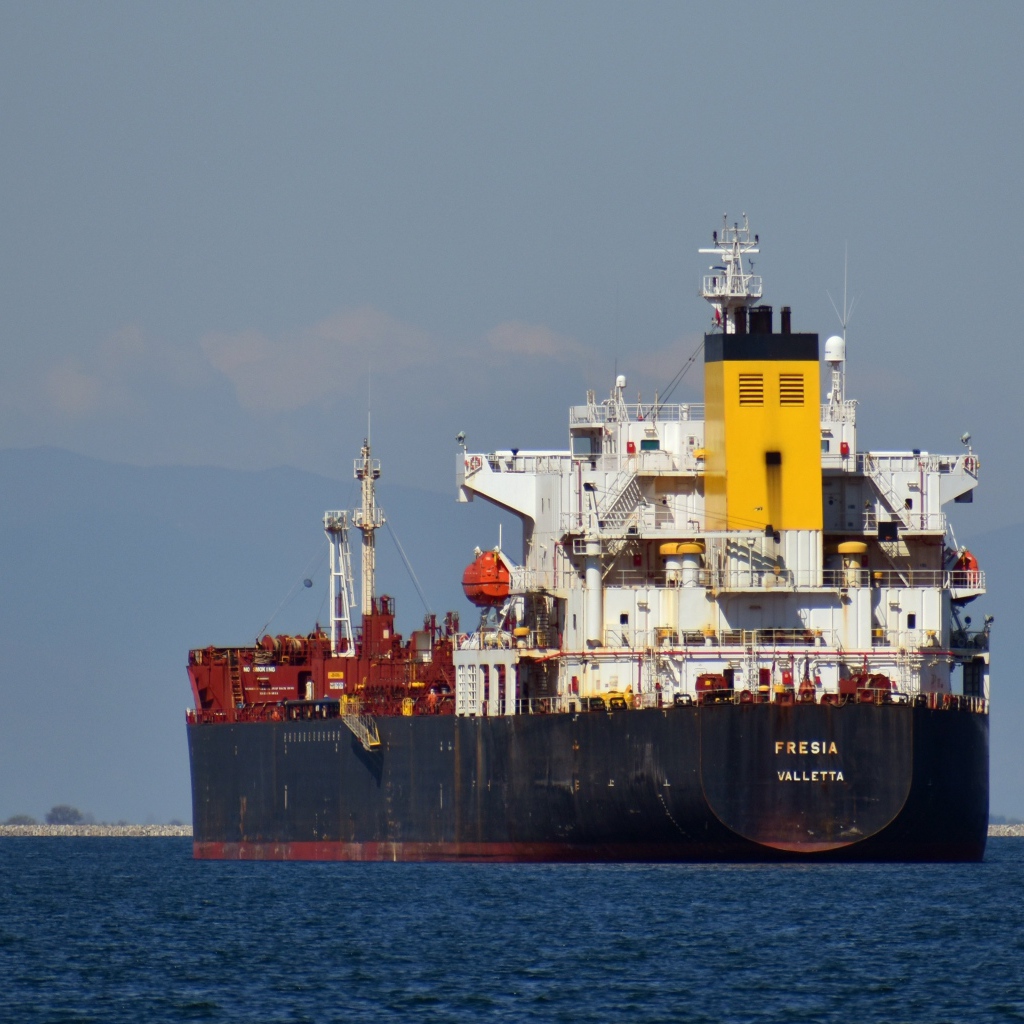 Большой контейнеровоз в море 