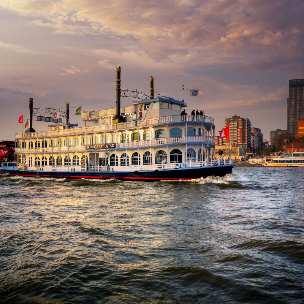 Большой круизный теплоход Louisiana Star  в воде 
