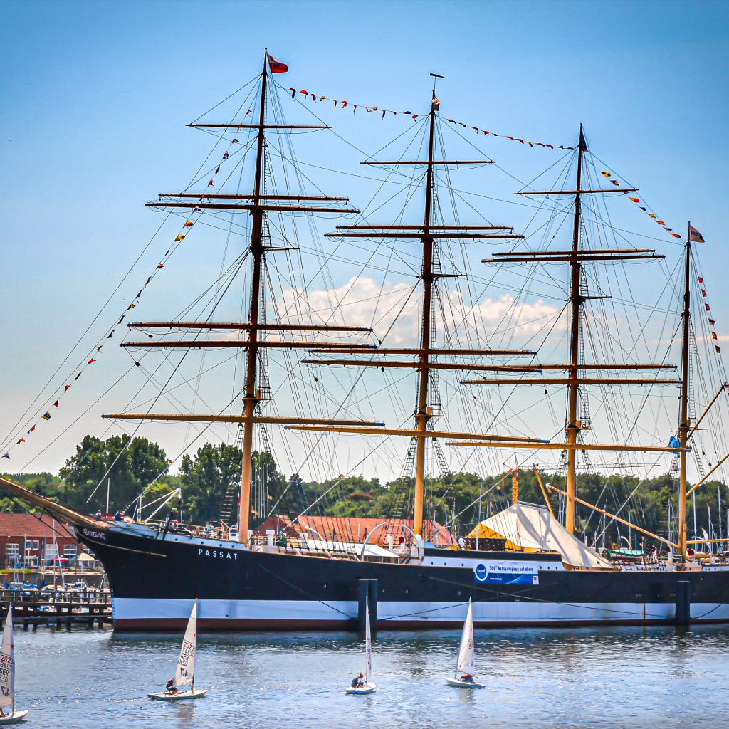 Большой фрегат с опущенными парусами