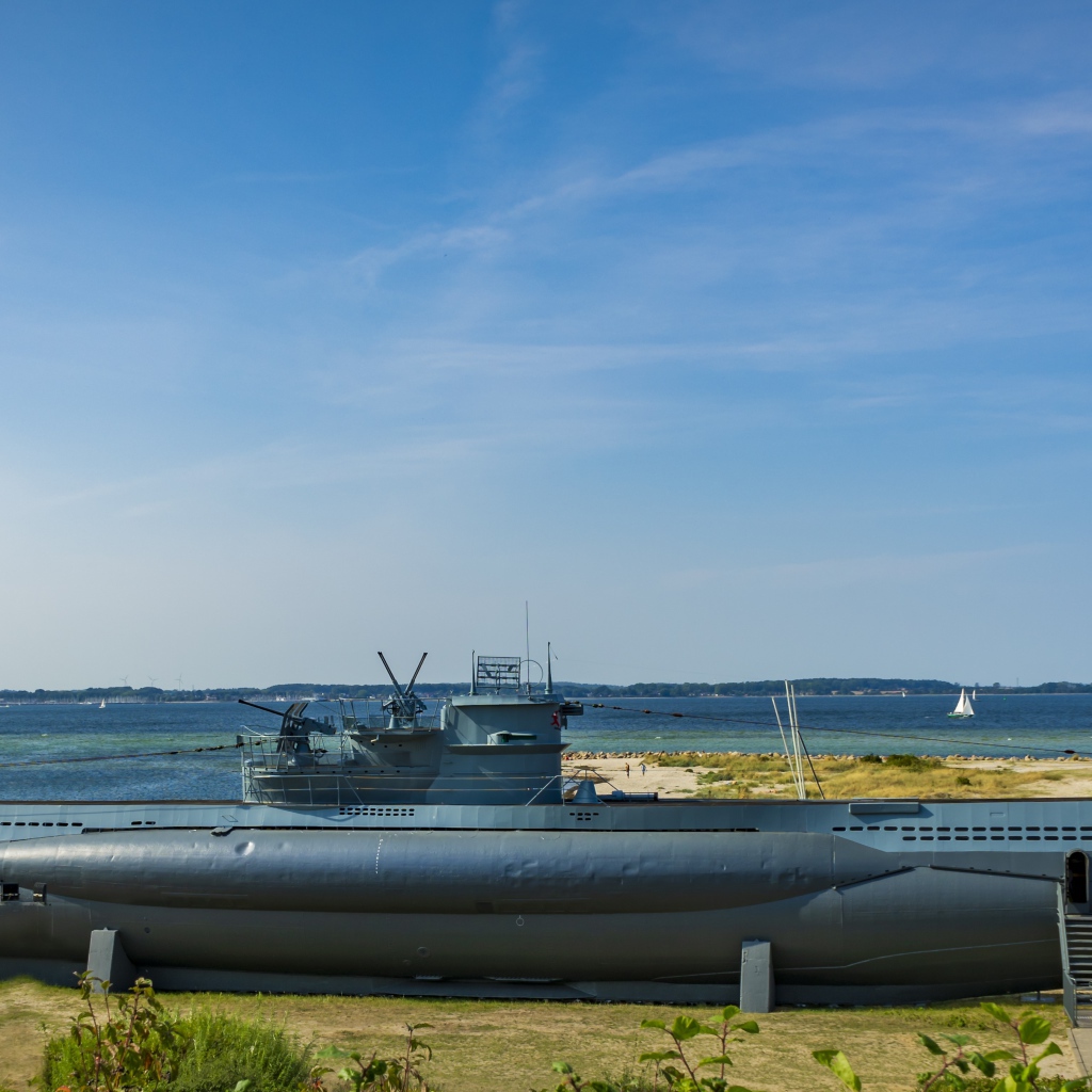 Большая подводная лодка на берегу Балтийского моря