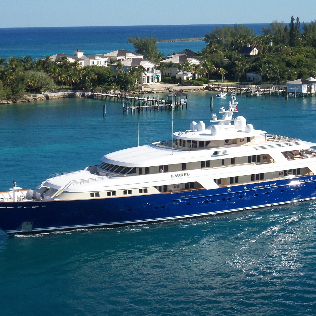 Большая яхта Laurel уходит в море